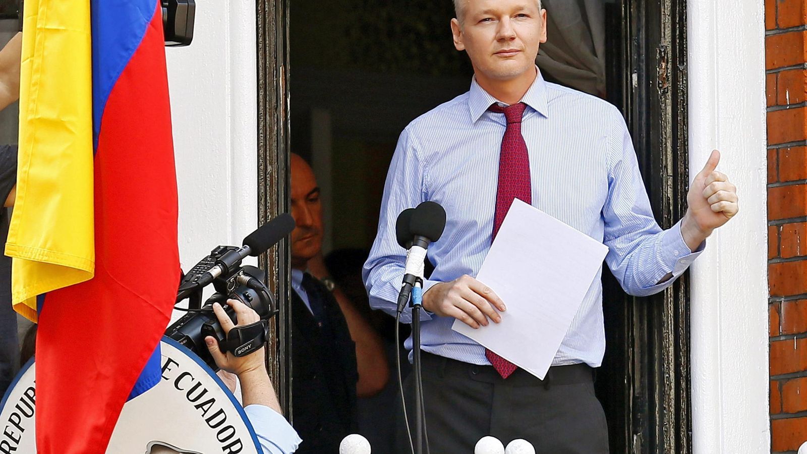 Foto: Julian Assange en la embajada de Ecuador en Londres. (EFE)