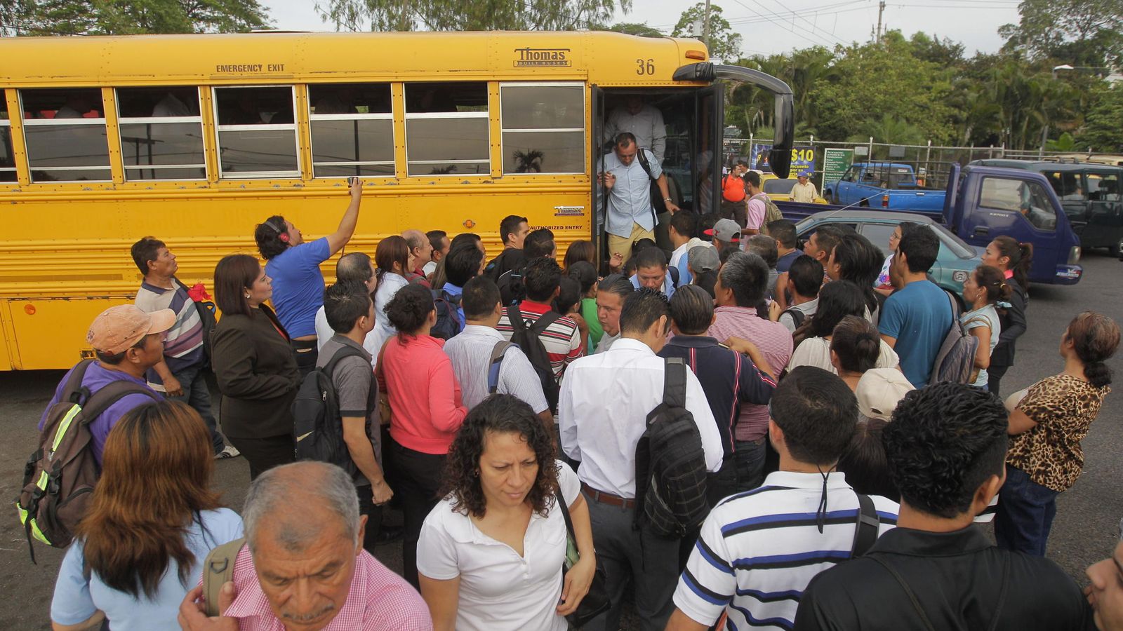 Foto: Decenas de salvadoreños esperan ser trasladados en autobuses que el Gobierno puso a su disposición (EFE)