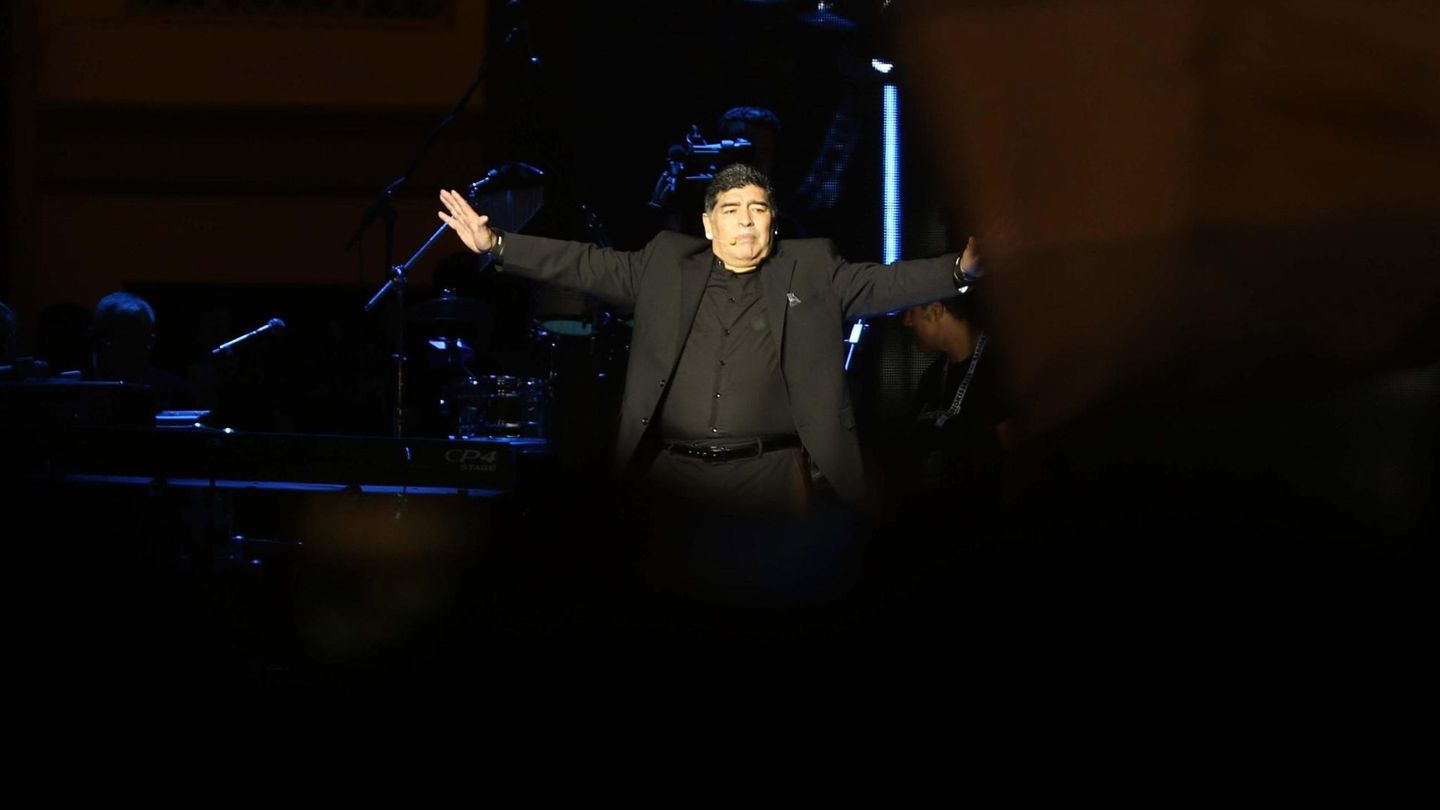 Maradona, cuando recibió la ciudadanía honorífica de Nápoles. (EFE/Cesare Abbate)