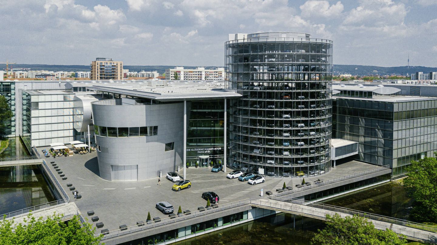 La Fábrica de Cristal, que está dentro de la ciudad de Dresde, recibe 150.000 visitantes cada año.