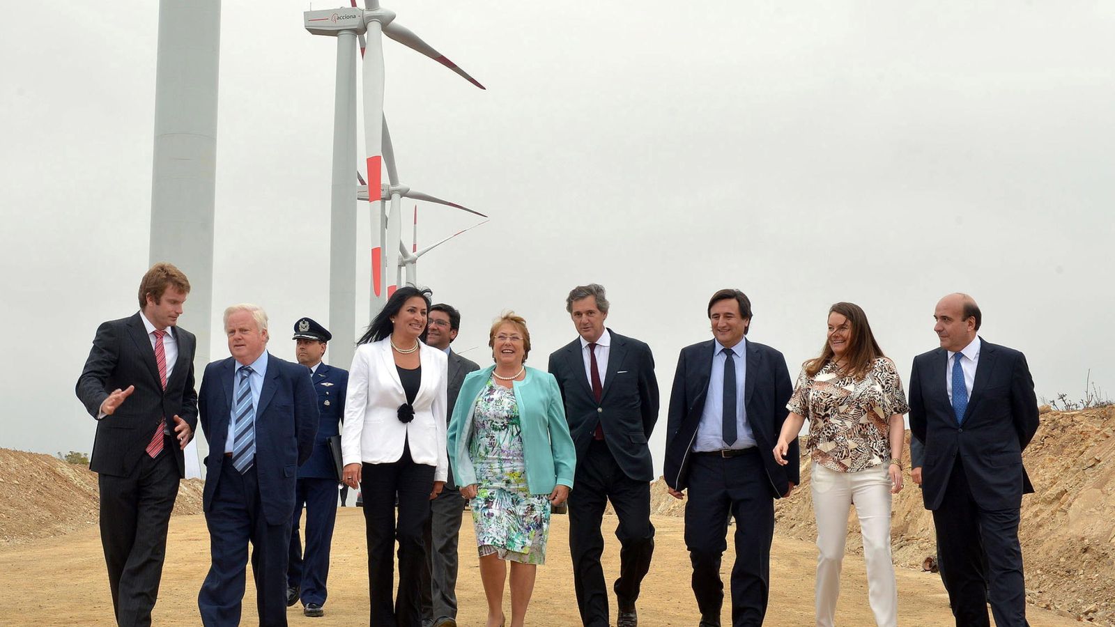 Foto: La expresidenta de Chile M. Bachelet (de verde), inaugura en 2017 un parque eólico junto al presidente ejecutivo de Acciona, J. M. Entrecanales (a su izda.). (EFE)