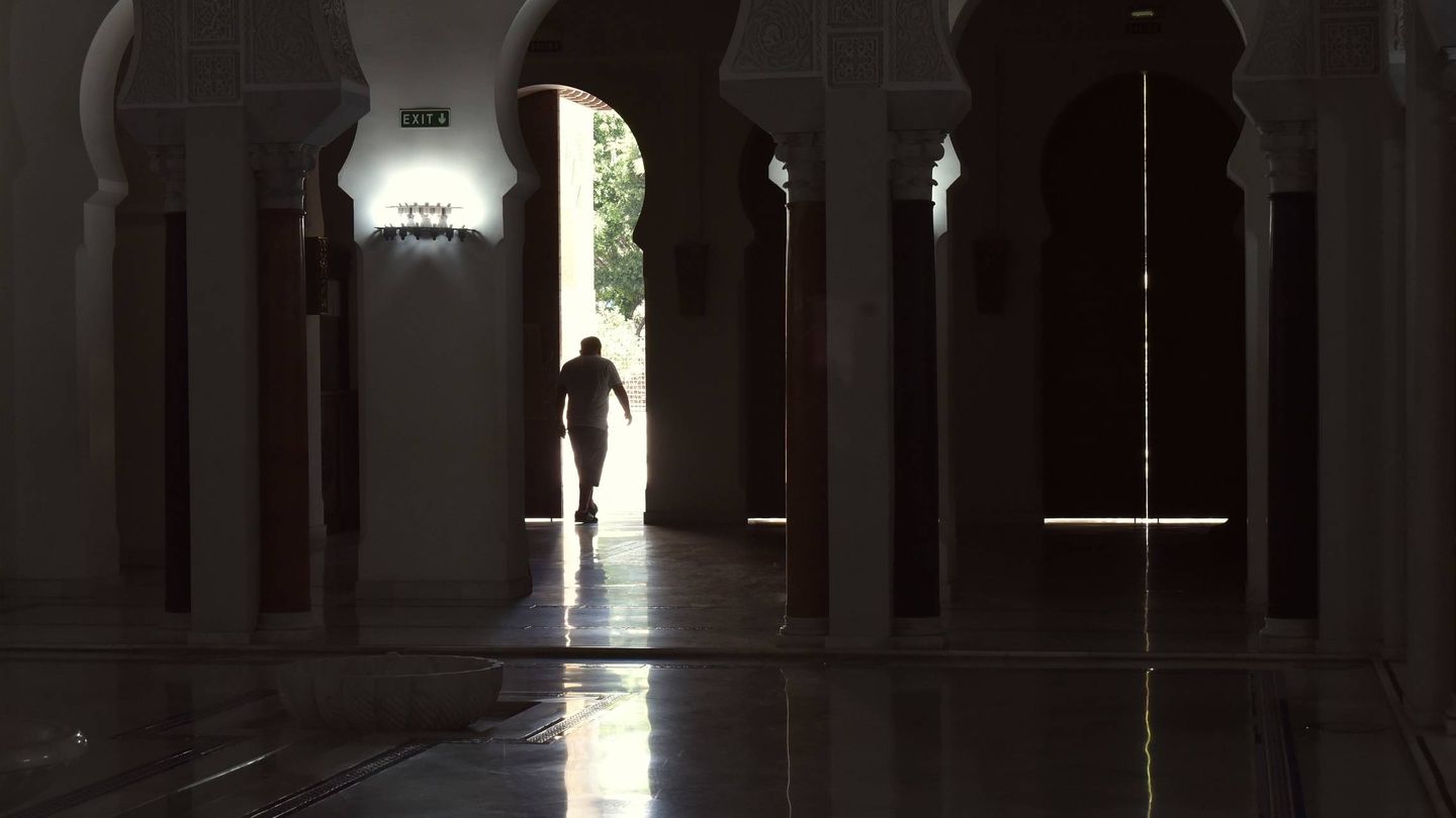 Un hombre saliendo de la mezquita de Málaga.