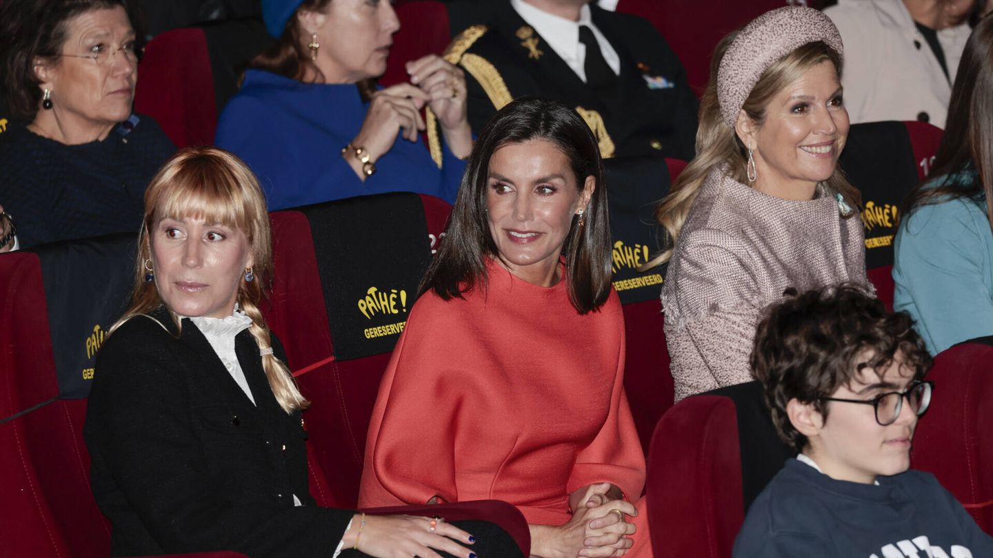 La reina Letizia y Máxima de Holanda, en el teatro. (Gtres/Jesús Briones)