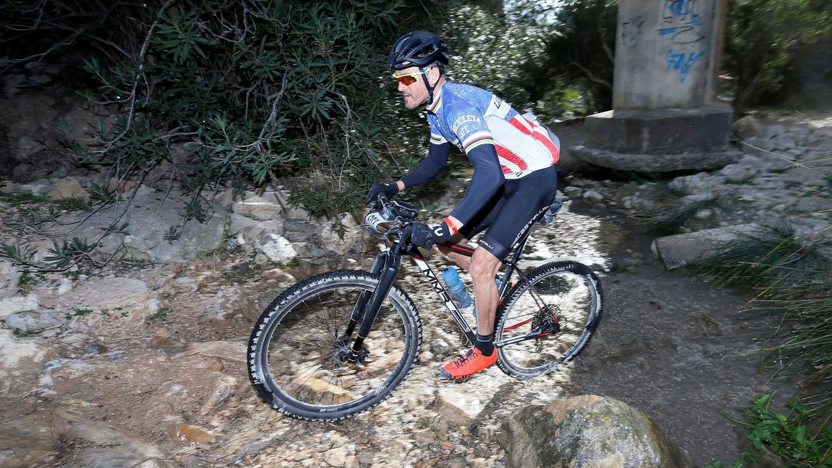 Luis Enrique reaparece en una prueba de ciclismo de montaña