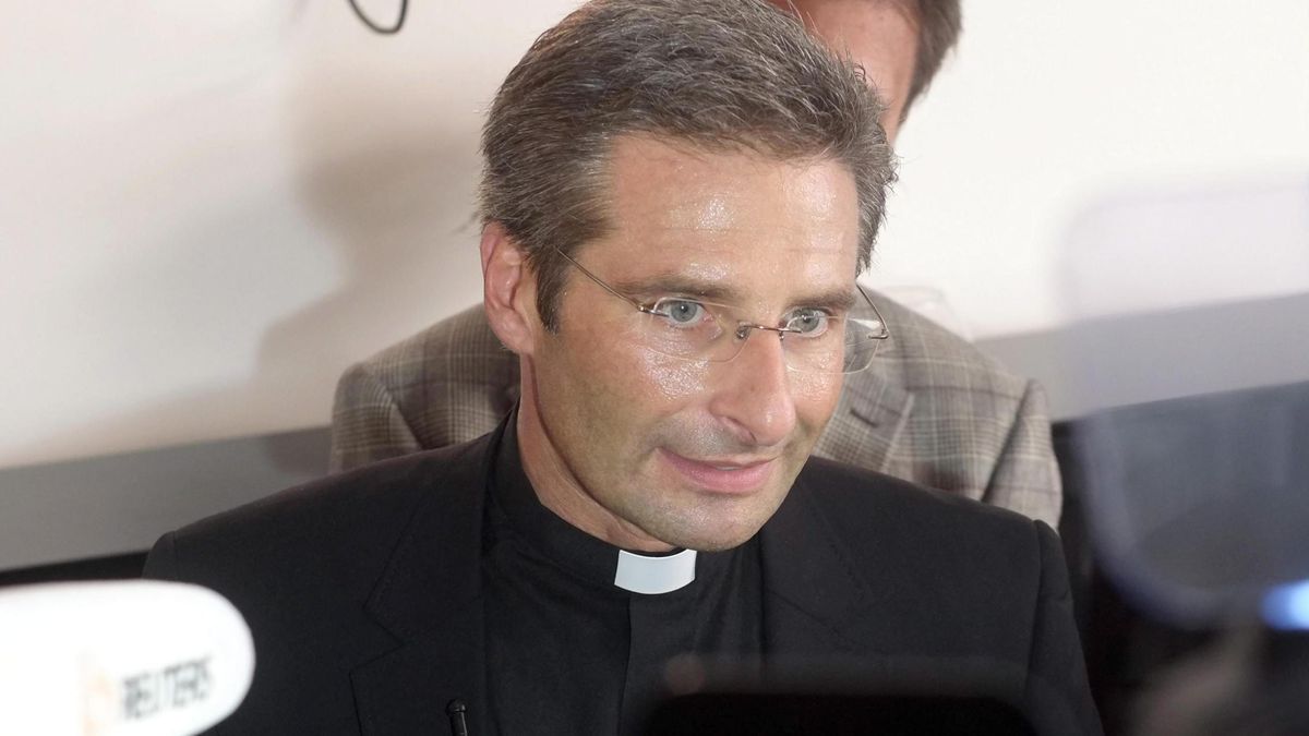 El cura homosexual expulsado pide al Papa que "abra el corazón y la razón"