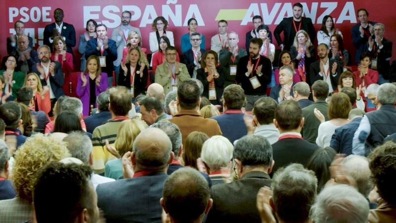 Foto de Vídeo | La cúpula socialista se da un baño de masas al salir a la calle