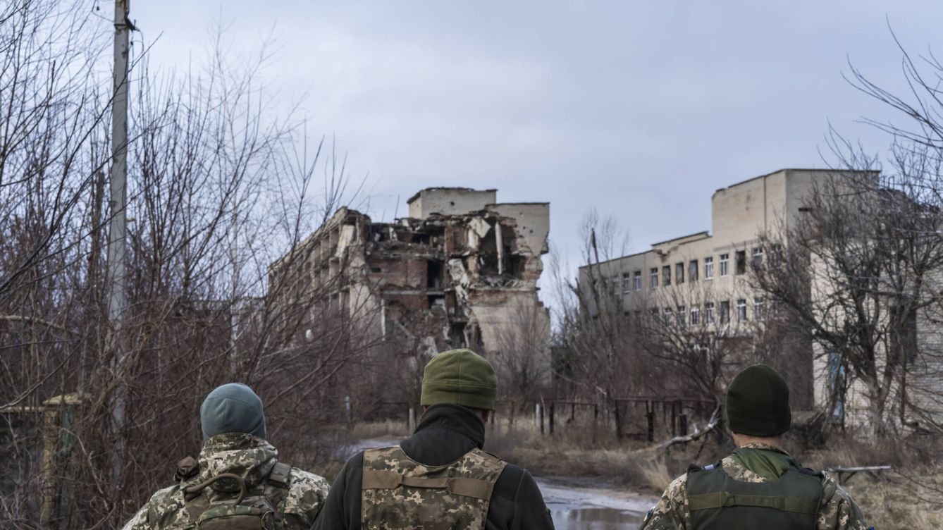 Foto: Soldados ucranianos, delante de edificios destrozados en la primera línea del frente en el Donbás. (Getty/Brendan Hoffman)