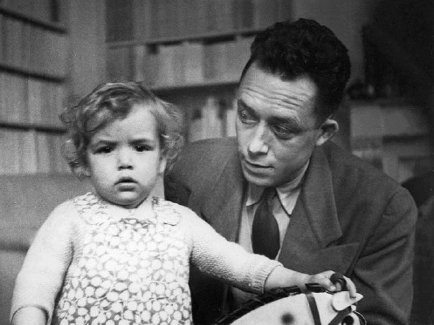 Albert Camus y su hija Catherine. (EFE)