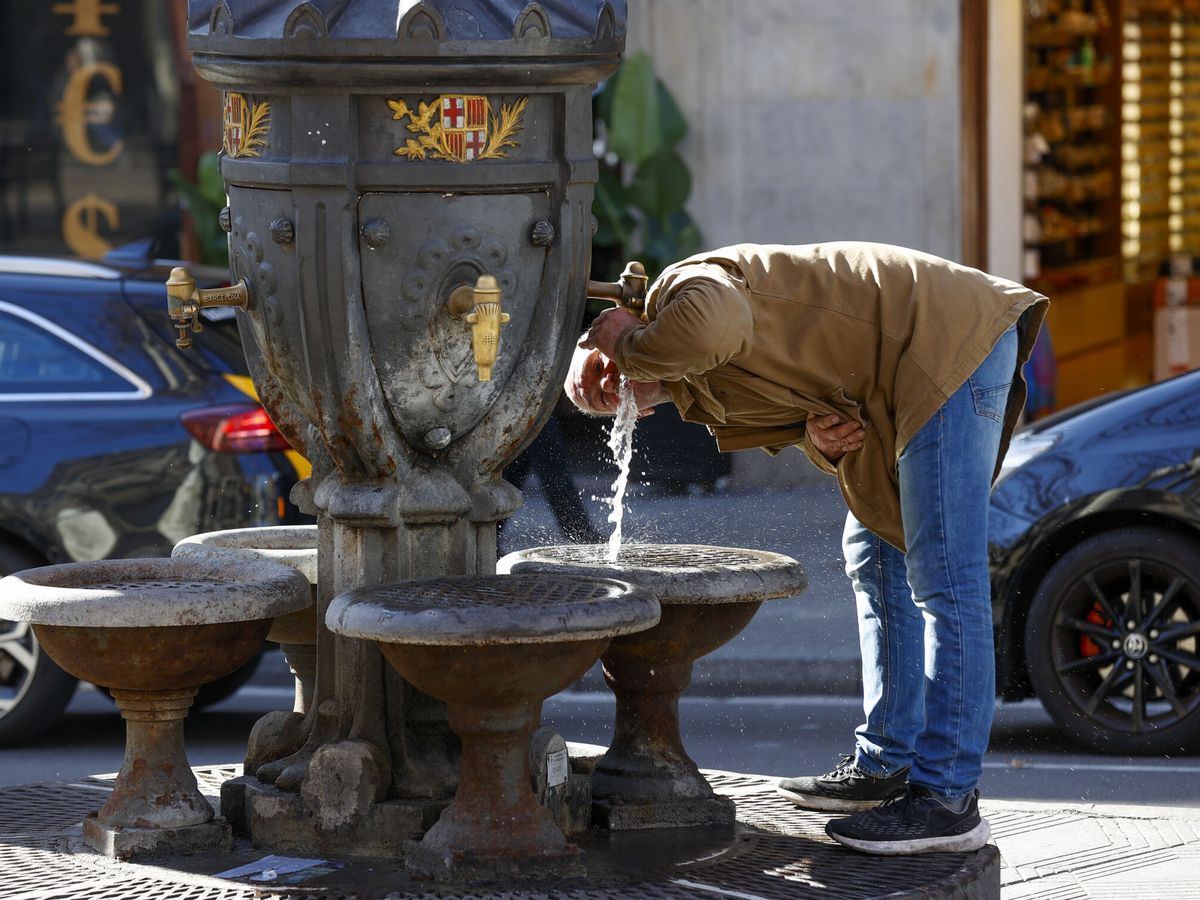Foto: Un hombre bebe de la Fuente de Canaletas, en las Ramblas de Barcelona. (EFE/Toni Albir)