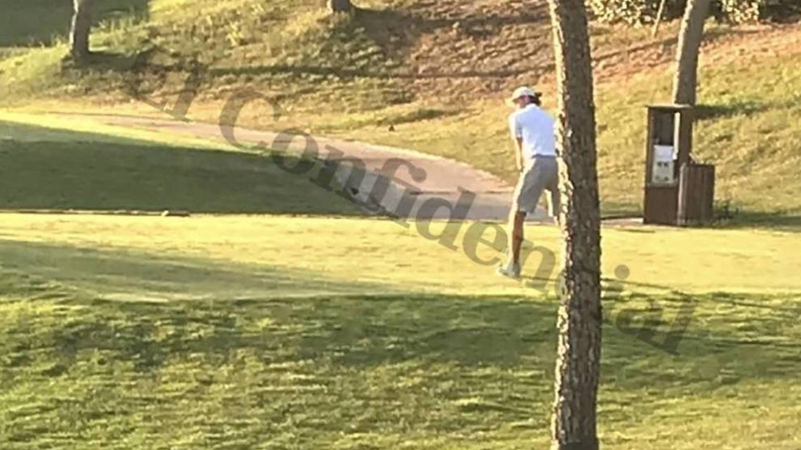 Foto: Gareth Bale, el pasado martes por la tarde, jugando a golf en Boadilla del Monte. (Foto: El Confidencial)