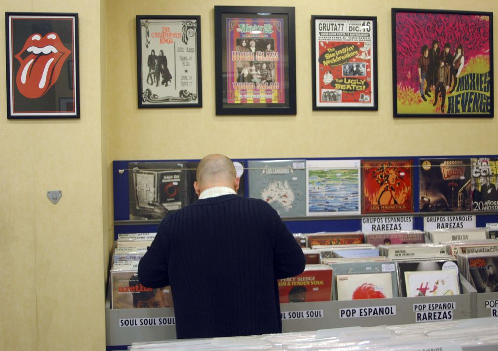 Foto: Un hombre busca entre el amplio catálogo de vinilos que ofrece la mítica tienda madrileña Escridiscos (EFE)