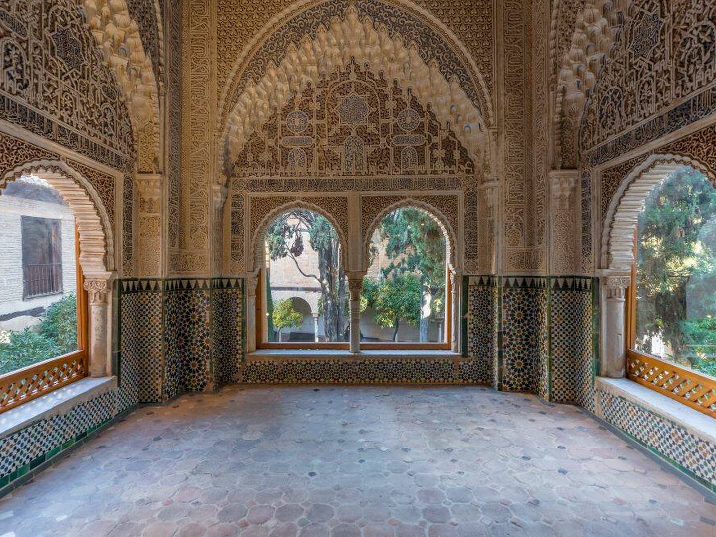 Mirador de Daxara, con arco apuntado de mocárabes y cerámicas, en la Alhambra. (iStocks)