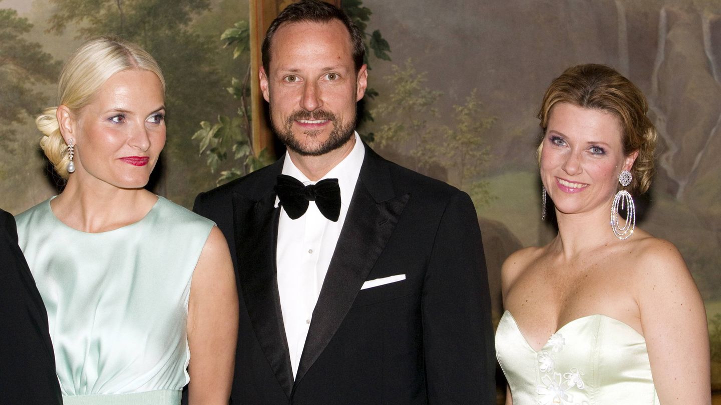 Haakon, con su esposa y su hermana. (CP)