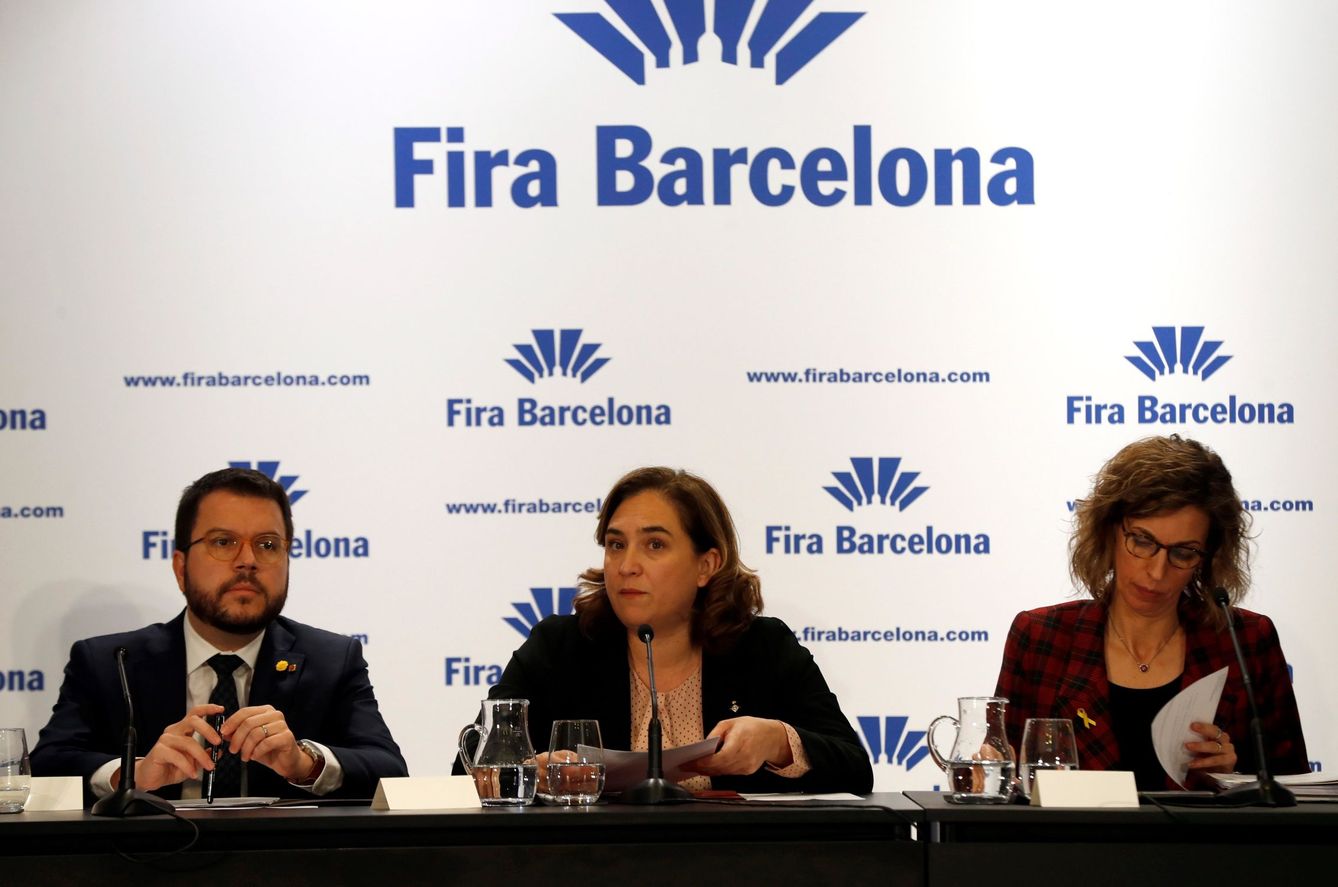 El vicepresidente de la Generalitat, Pere Aragonés, acompañado por la alcaldesa de Barcelona, Ada Colau (c) y de la 'consellera' de Empresa i Coneixement, Angels Chacón (d). (EFE)