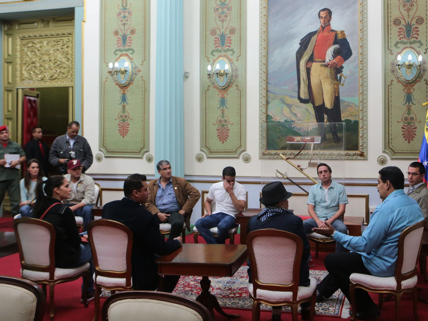 Nicolás Maduro (d), en una reunión de trabajo de seguridad nacional con un grupo de artistas de televisión