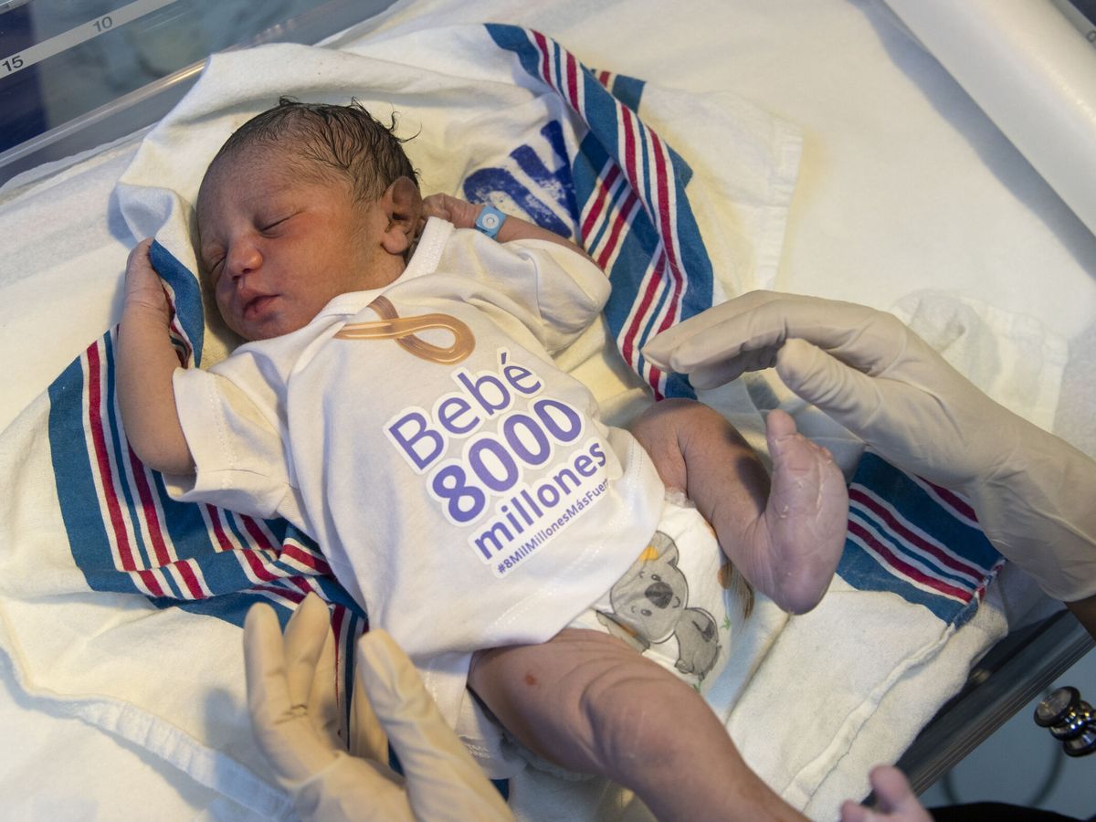 Foto: Damián, bebé nacido en República Dominicana, está considerada la persona con la que la tierra ha alcanzado los 8.000 millones de habitantes. (EFE/Orlando Barría)