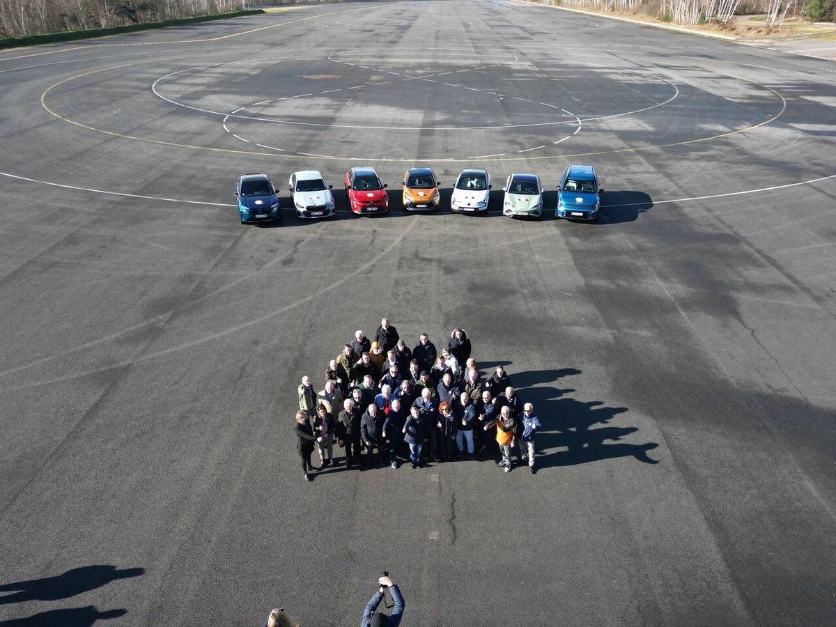 Foto: El jurado del premio 'Car of the Year', junto a los siete finalistas de esta edición en la pista de Mortefontaine.
