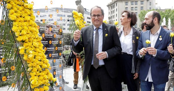 Foto: El president Quim Torra coloca flores en un panel. (EFE)