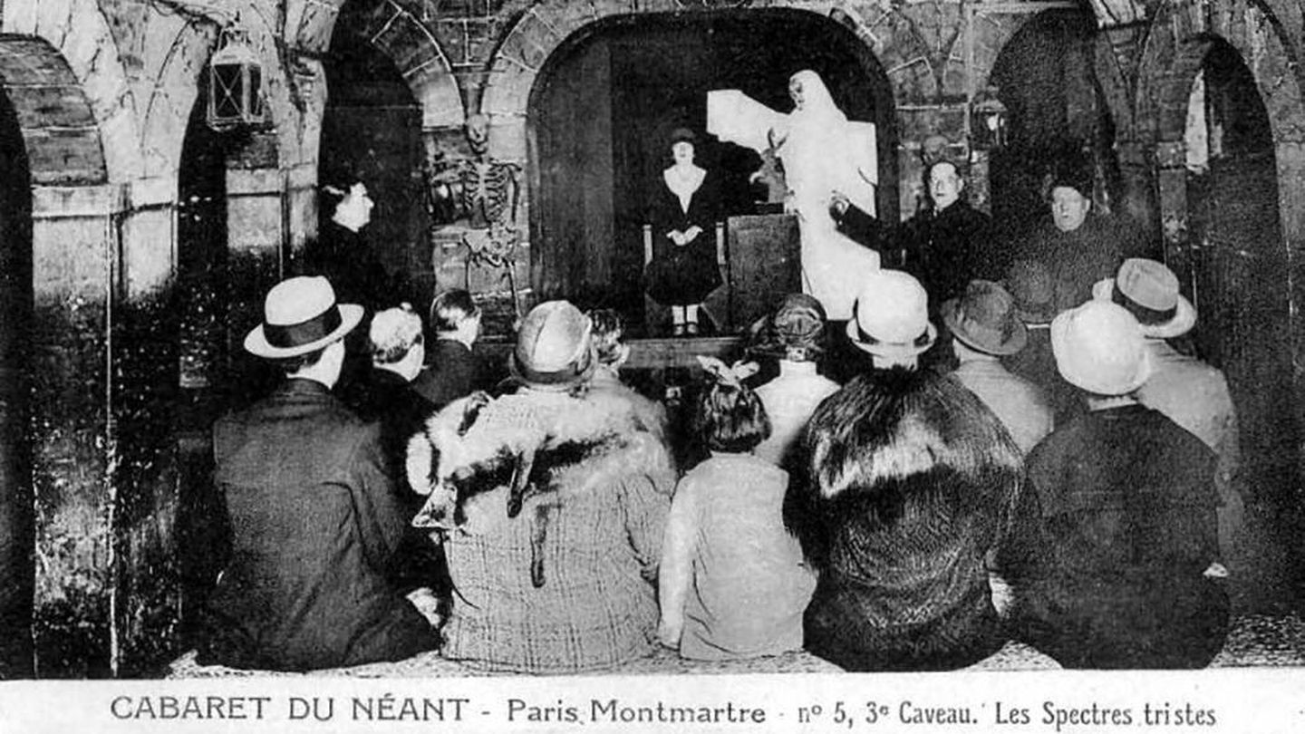 El público asiste a una representación fantasmal en el Cabaret du Néant. Fuente: Wikipedia
