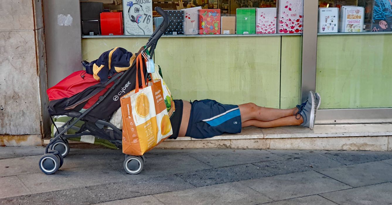 Un jornalero durmiendo en las calles de Lleida. (Ferran Barber)