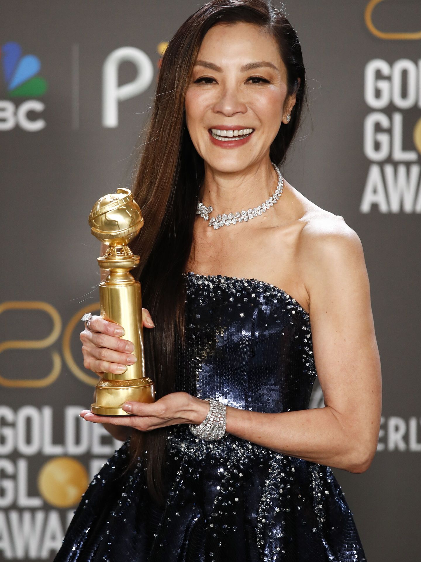 Michelle Yeoh posa con su galardón en los Globos de Oro de 2023. (EFE/Caroline Brehman)