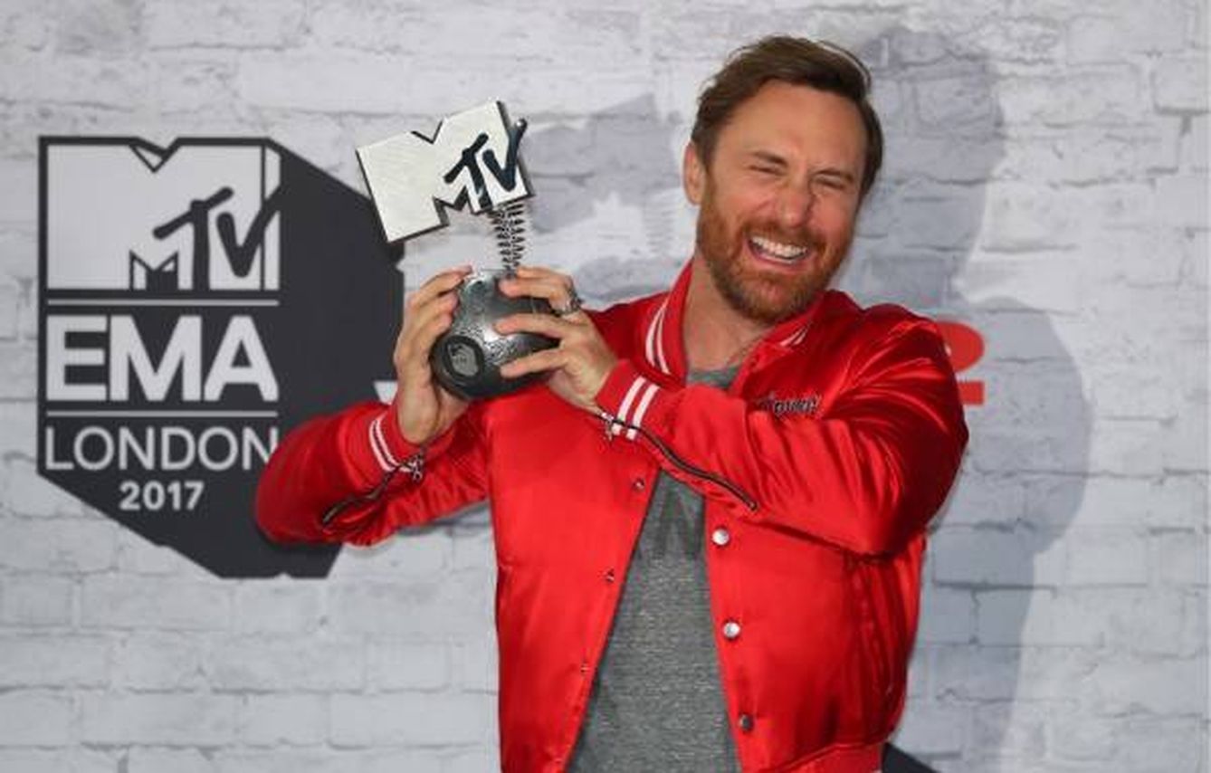 David Guetta posando orgulloso con su premio. (Gtres)