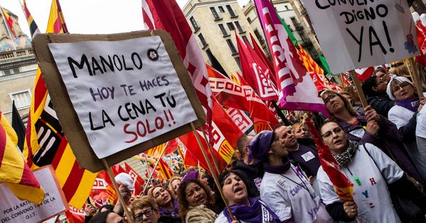 Foto: Huelga con motivo del Día de la Mujer para denunciar la brecha salarial y la desigualdad que aún sufren las mujeres. (EFE)