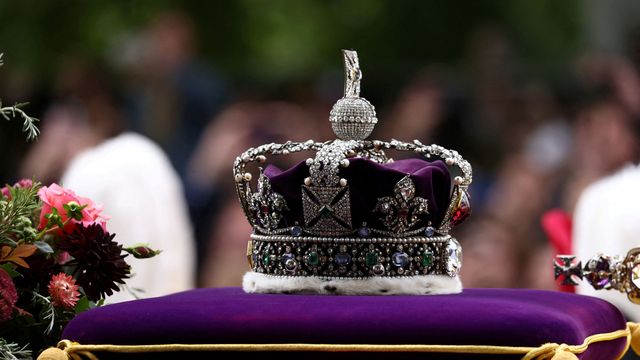 La Corona Imperial de Estado, en el funeral de la reina Isabel. (Reuters/Tom Nicholson)