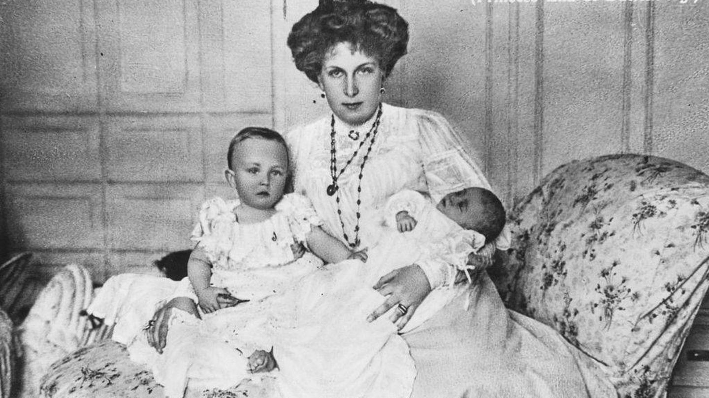 La reina Victoria Eugenia con sus hijos, Alfonso y Jaime. (Getty)