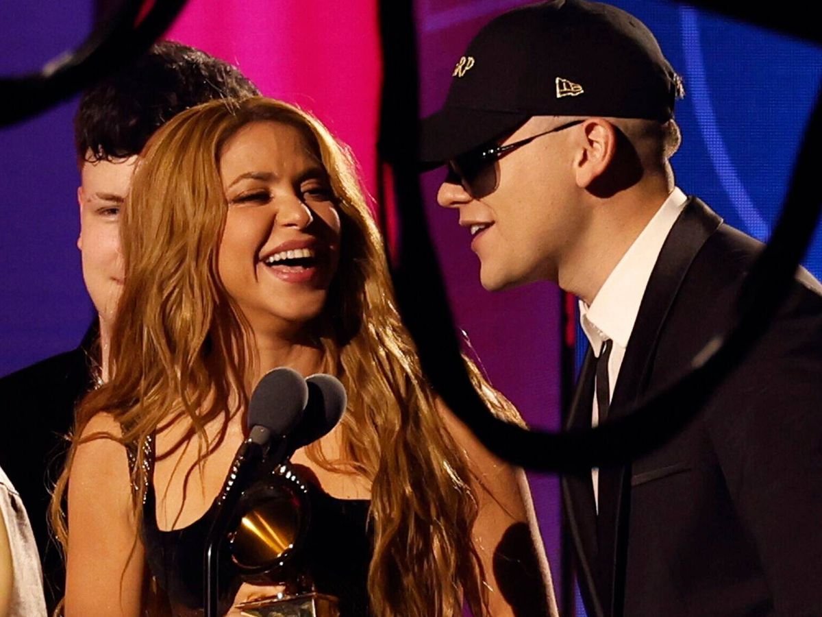 Foto: Shakira y Bizarrap recogen el Grammy a la mejor canción pop del año. (EFE)