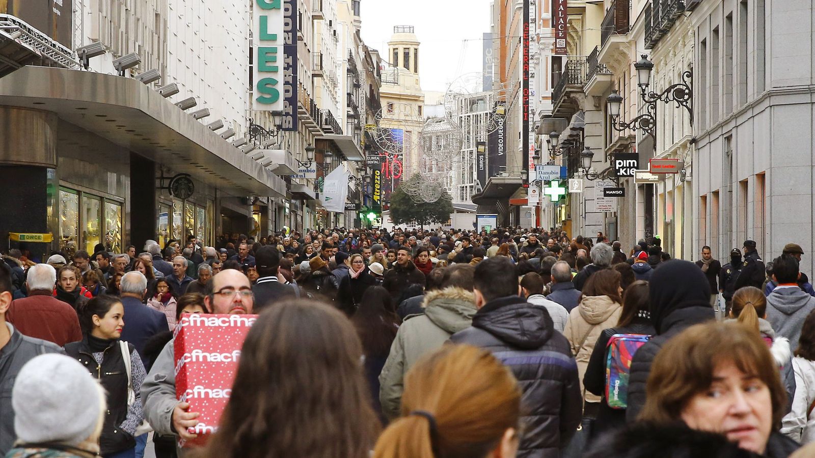 Foto: Cientos de personas transitan la madrileña calle Preciados. (EFE)