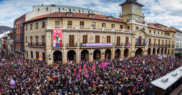 Foto: Multitudinarias concentraciones ante los ayuntamientos para exigir igualdad. (EFE)