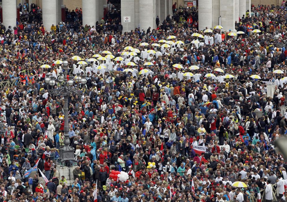 Foto: Vista de los asistentes a la Plaza de San Pedro durante la ceremonia de canonización. (Efe)