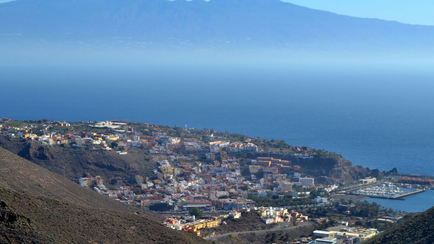 La capital de la isla de La Gomera con la isla de Tenerife al fondo. (EFE/Violeta Mesa)