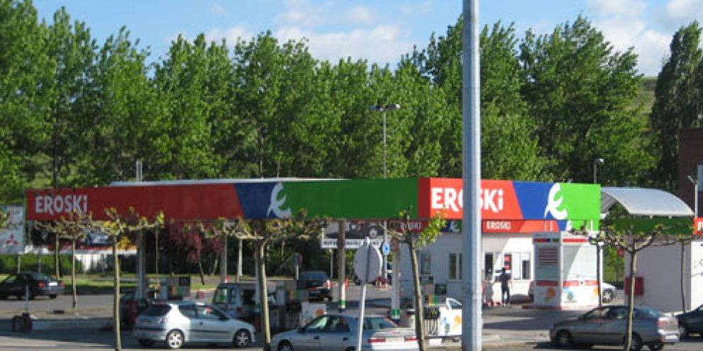 Foto: Eroski pone a la venta otra red de gasolineras para cumplir con la banca