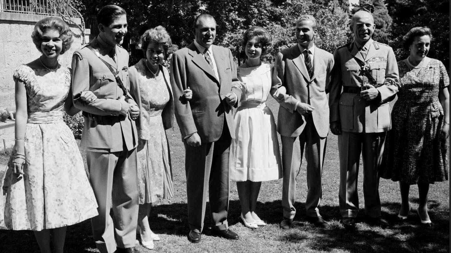 De izquierda a derecha: Irene, Constantino y Federica de Grecia, don Juan de Borbón, Sofía de Grecia, Juan Carlos de Borbón, el rey Pablo de Grecia y la condesa de Barcelona, en septiembre de 1961. (Getty)