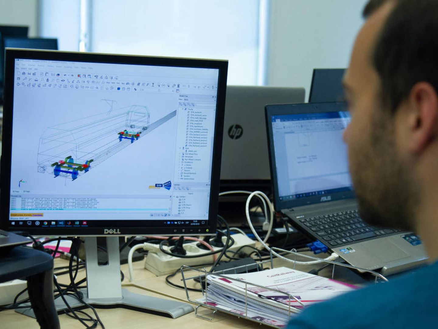 Un investigador del Ceit-IK4 trabaja en el ordenador con el programa Simpack que, a través del modelado de tren y vías, simula el contacto del tren con la vía para estudiar sus dinámicas. (EC)