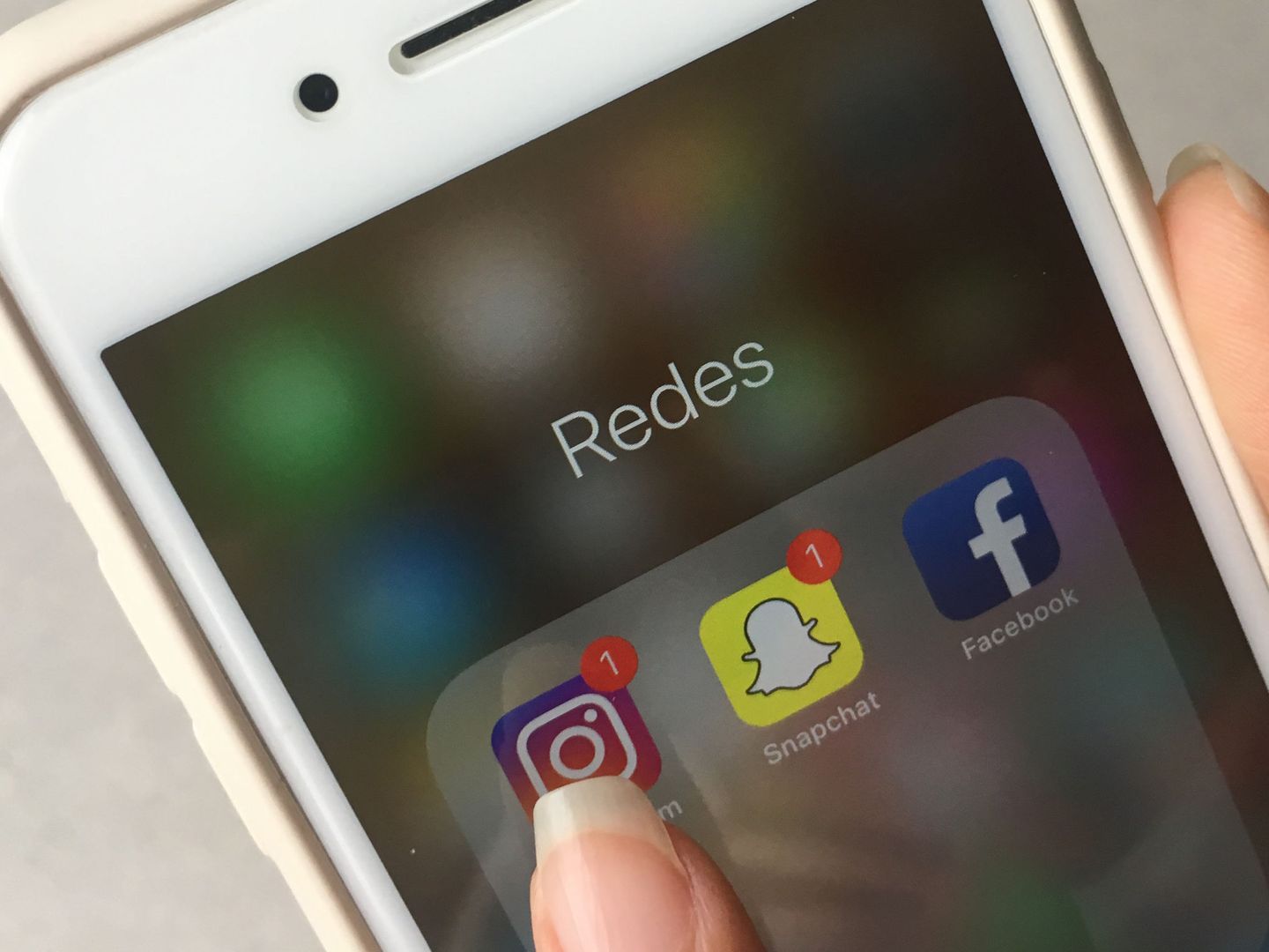 Fotografía de la pantalla de un teléfono donde se ven los íconos de las aplicaciones Instagram, Snapchat y Facebook. (EFE)