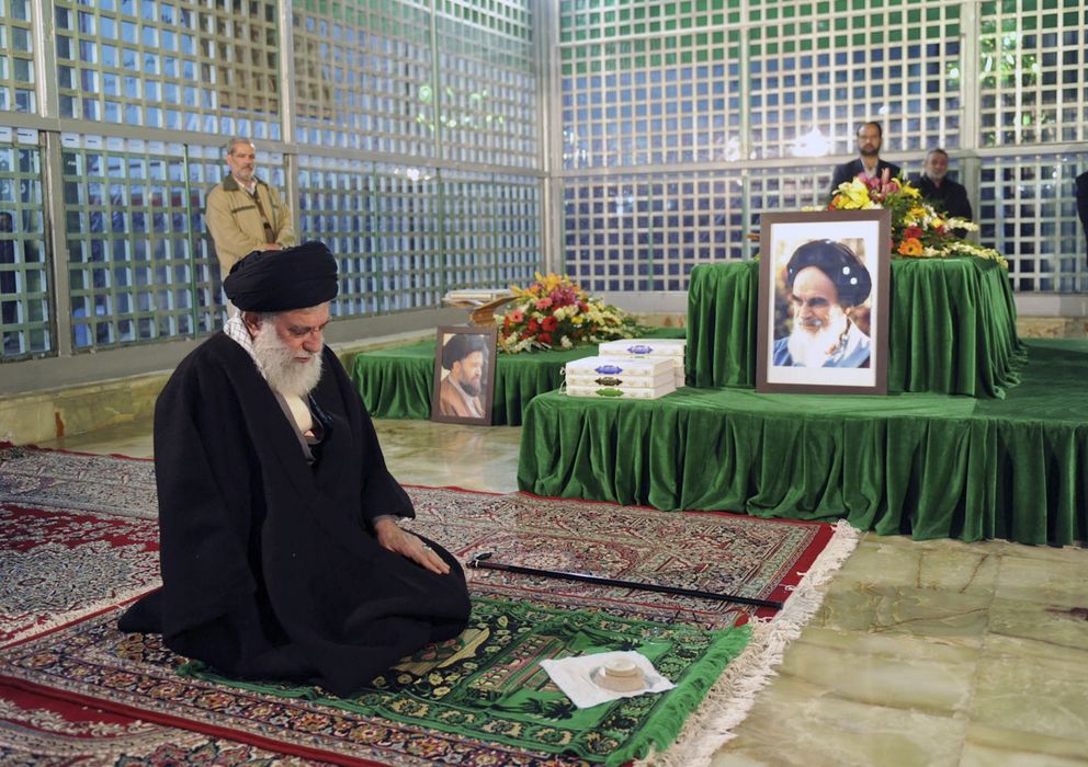 Foto: El líder supremo de Irán, el ayatolá Ali Jamenei, rinde tributo al ayatolá Jomeini ante su tumba en Teherán. (Reuters)