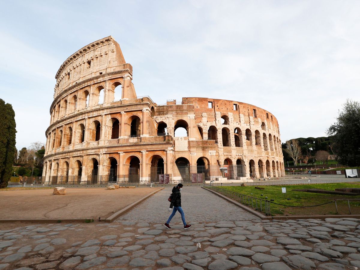 Foto: Una persona frente al Coliseo tras la cuarentena en Italia. (Reuters)