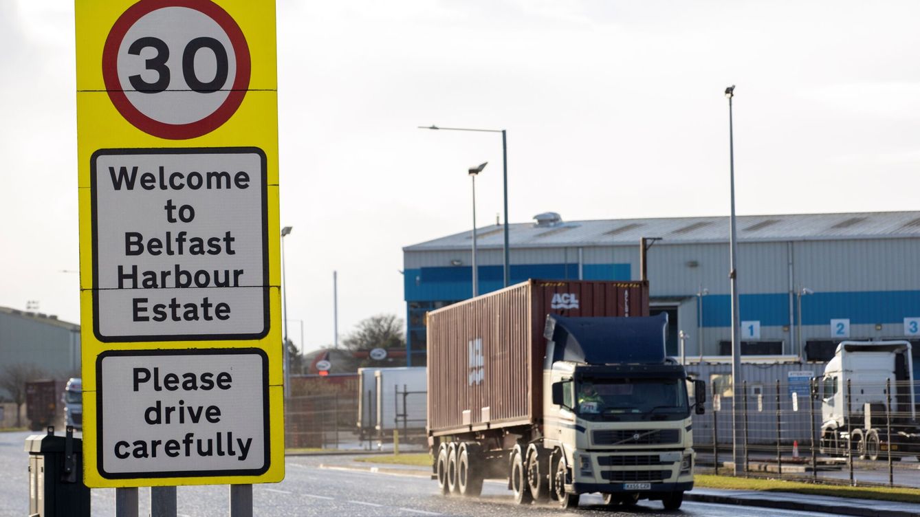 Foto: Un camión circula hacia el puerto de Belfast, en Irlanda. (EFE/Liam McBurney)