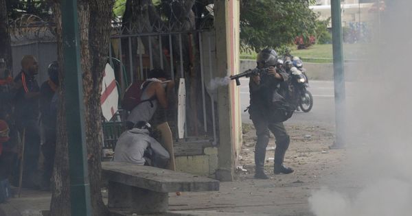 Foto: Un agente de los antidisturbios lanza una bomba de gas durante una protesta contra el Gobierno de Nicolás Maduro, en Caracas. (Reuters)