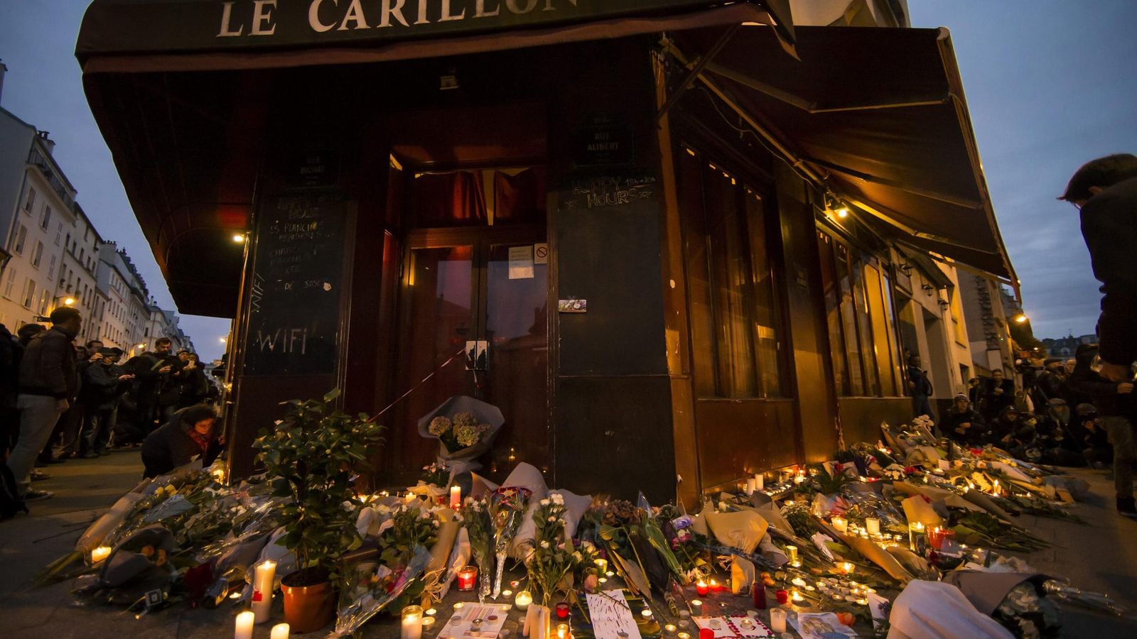 Foto: Flores y velas colocadas como homenaje a las víctimas de los atentados de París, ante el bar Le Carillon en la capital francesa. (Efe) 