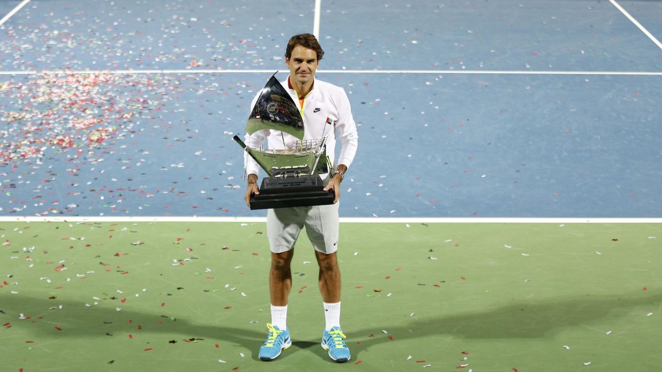 Foto: Roger Federer posa con el título de campeón en Dubai.
