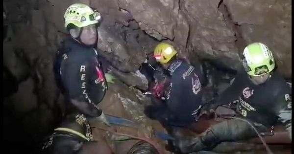 Foto: Los equipos de rescate tratan de sacar a los niños de la cueva de Tailandia. (Reuters)