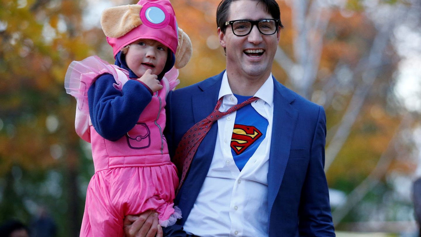 Trudeau, con su hijo Hadrien, durante las celebraciones de Halloween en Ottawa, el 31 de octubre de 2017. (Reuters)