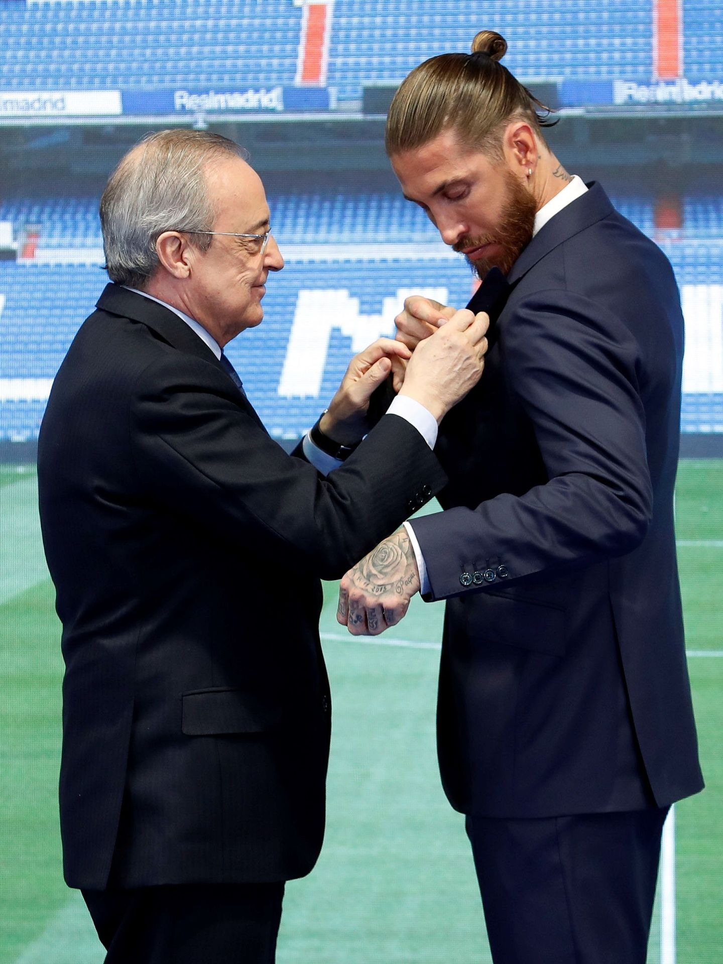 Florentino pone la insignia de oro y brillantes a Ramos. (Real Madrid)