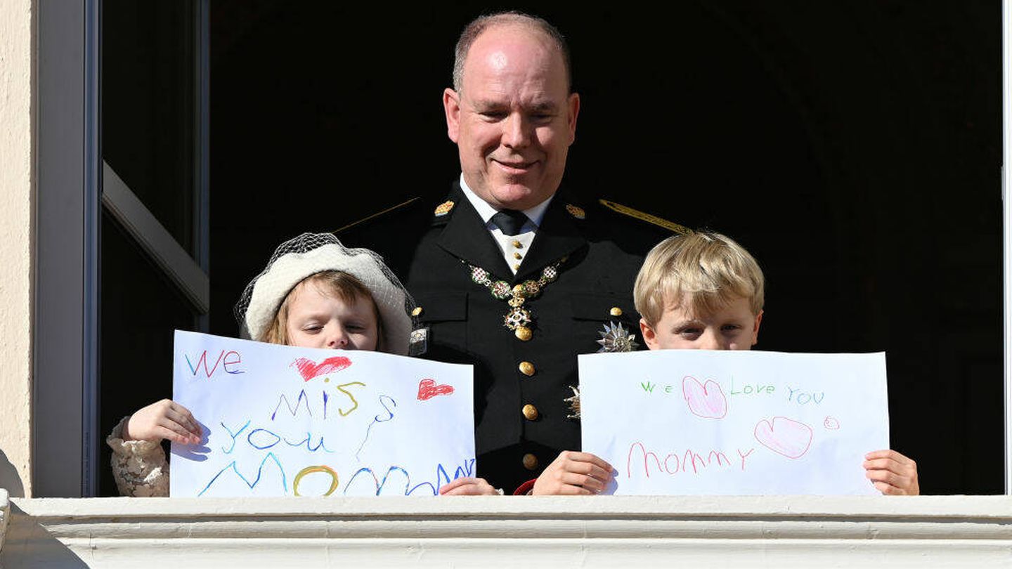 Alberto de Mónaco, con sus hijos mandando mensajes a Charlène en el Día Nacional de Mónaco de 2021. (Getty)