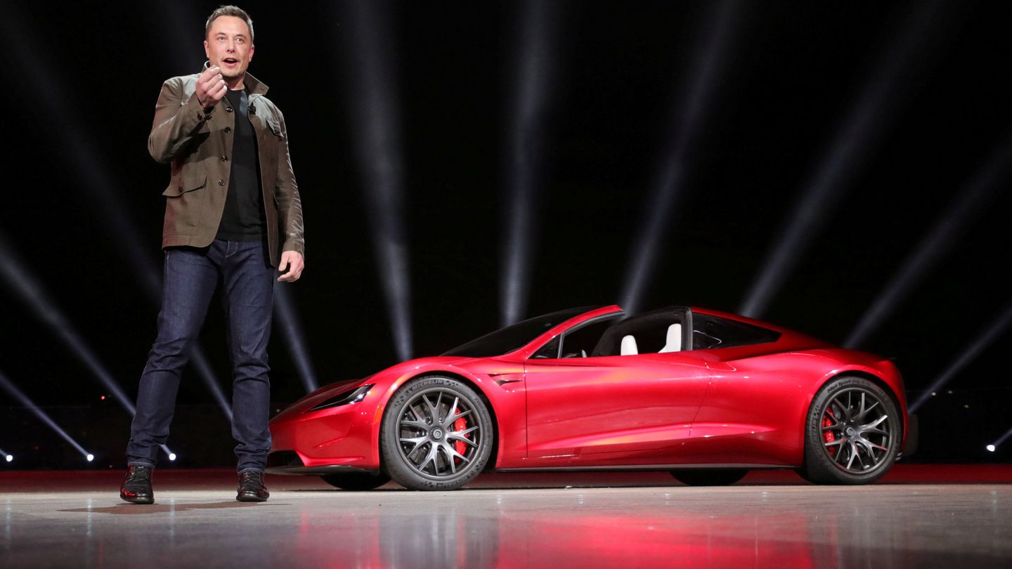 Elon Musk con su Tesla roaster (Foto: Reuters)