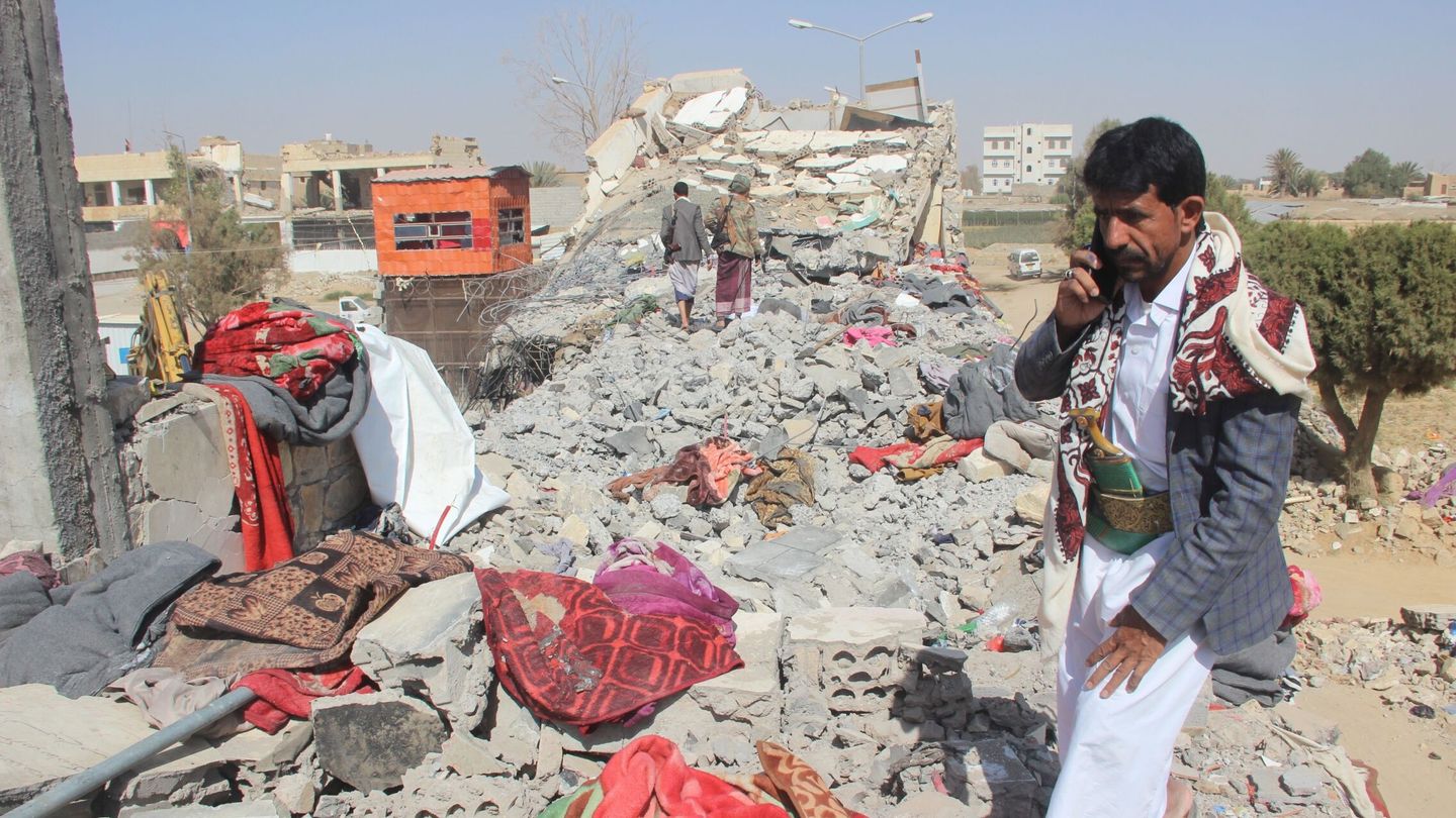 Escombros en la cárcel de Saada bombardeada. (EFE)